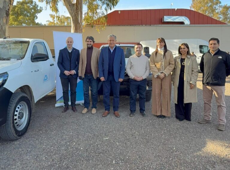 El Municipio presentó dos nuevas camionetas para Servicios Públicos