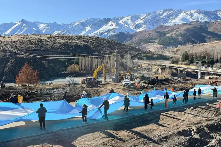 La bandera más larga de Neuquén está en Andacollo: 500 metros de emoción y orgullo