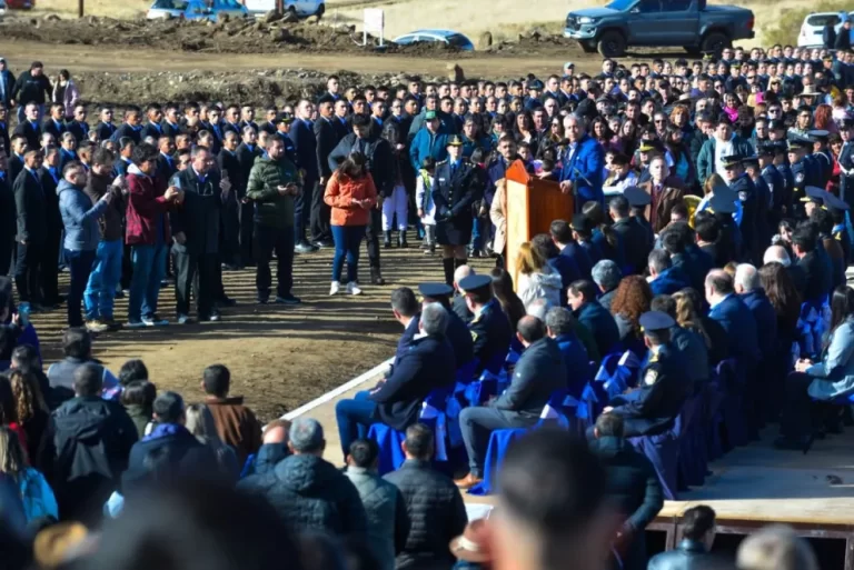 Con la bandera dibujada en el cielo juraron los cadetes de la Policía del Neuquén