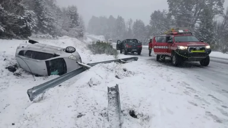 Autovuelco en la Ruta 40: la pareja del conductor y sus hijos fueron trasladados a San Martín de los Andes