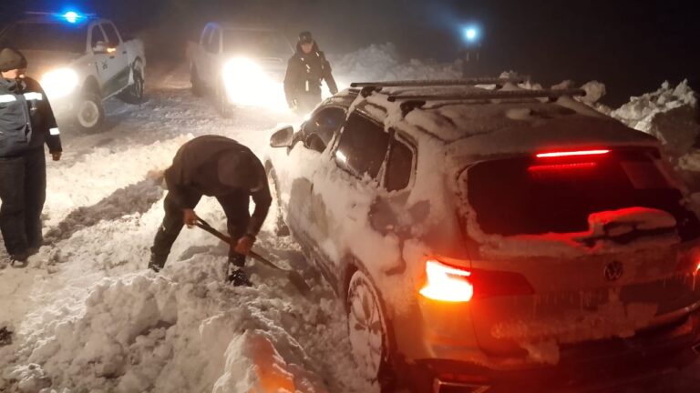 Auxilian a una familia varada en la ruta por la nevada en alta montaña