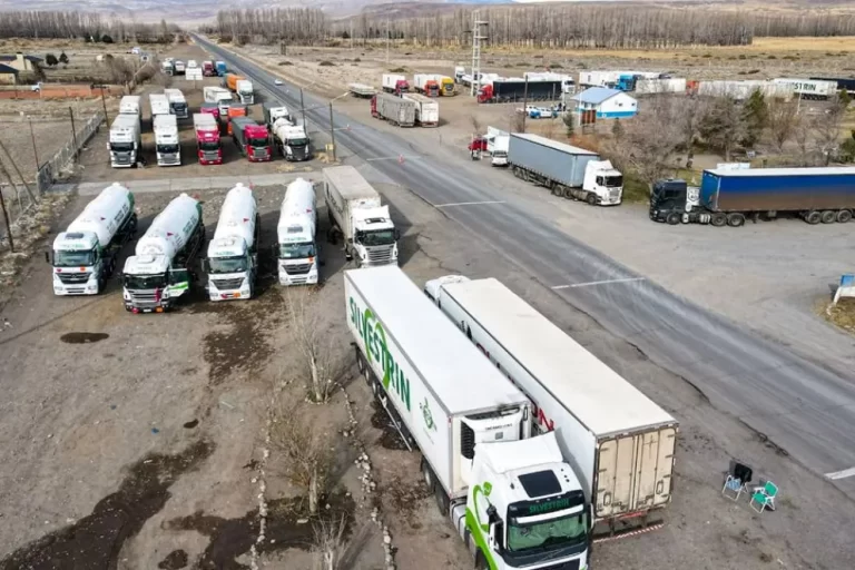 Comenzaron las tareas para movilizar los camiones varados