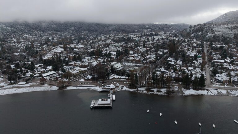 Llegó la nieve a San Martín de los Andes y reavivó la esperanza de remontar la temporada